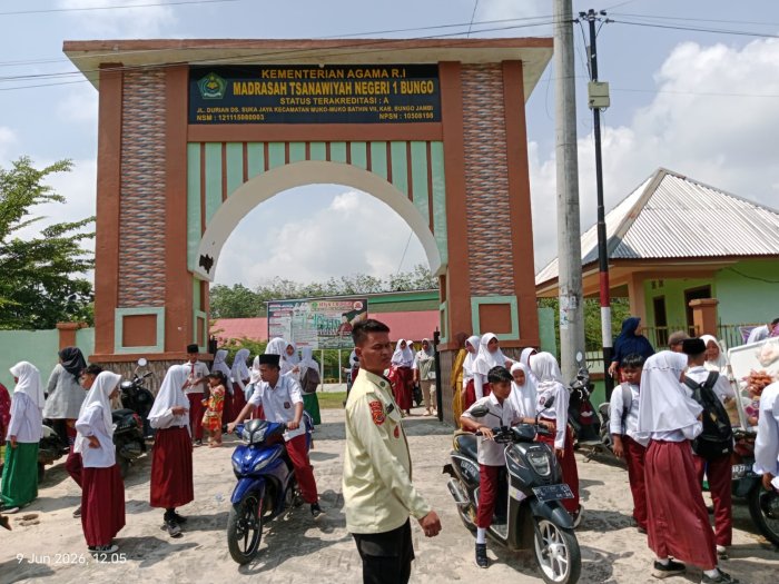 Usai Tes Akademik Dasar, Calon Siswa MTsN 1 Bungo Tinggalkan Gerbang Madrasah dengan Senyum Lega Usai Tes Akademik Dasar, Calon Siswa MTsN 1 Bungo Tinggalkan Gerbang Madrasah dengan Senyum Lega