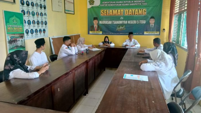 Kepala MTsN 5 Tebo Pimpin Rapat Bersama Staf Tata Usaha