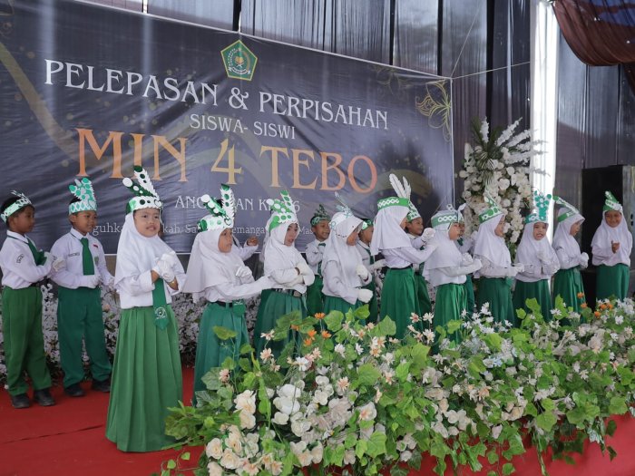 Gerak dan Lagu Rukun Sama Teman oleh Kelas 1, Tawa dan Kelucuan Warnai Perpisahan Kelas 6 MIN 4 Tebo Gerak dan Lagu Rukun Sama Teman oleh Kelas 1, Tawa dan Kelucuan Warnai Perpisahan Kelas 6 MIN 4 Tebo