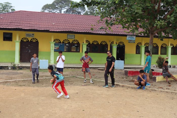 Persiapkan Kesiapan Bertanding, Tim Voli Putra MTsN 1 Batang Hari Intensifkan Latihan Di Bawah Bimbingan Ibu Adri Yanti