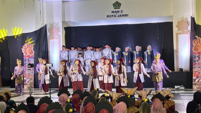Pagelaran Seni Siswa Kelas XI MAN 2 Kota Jambi Tampil Memukau, Harmoni Tari, Drama, dan Musik Daerah Menggema Pagelaran Seni Siswa Kelas XI MAN 2 Kota Jambi Tampil Memukau, Harmoni Tari, Drama, dan Musik Daerah Menggema