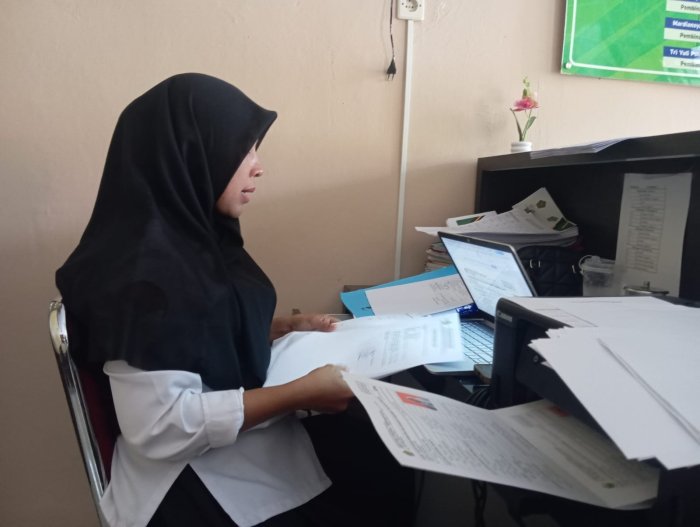 Operator MAN 2 Bungo, Ibu Ida Kurniati S.Sos, Cetak Dokumen S36 untuk Kelengkapan Berkas di Kemenag Kabupaten Bungo Operator MAN 2 Bungo, Ibu Ida Kurniati S.Sos, Cetak Dokumen S36 untuk Kelengkapan Berkas di Kemenag Kabupaten Bungo