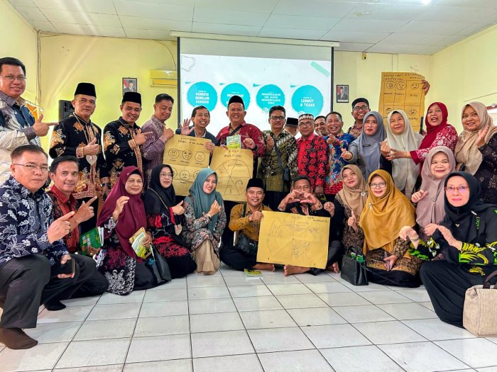 Kepala MTsN 1 Bungo Rampungkan Sesi Kelompok Materi Panca Cinta, Hadirkan Semangat Baru dalam Implementasi KBC Kepala MTsN 1 Bungo Rampungkan Sesi Kelompok Materi Panca Cinta, Hadirkan Semangat Baru dalam Implementasi KBC