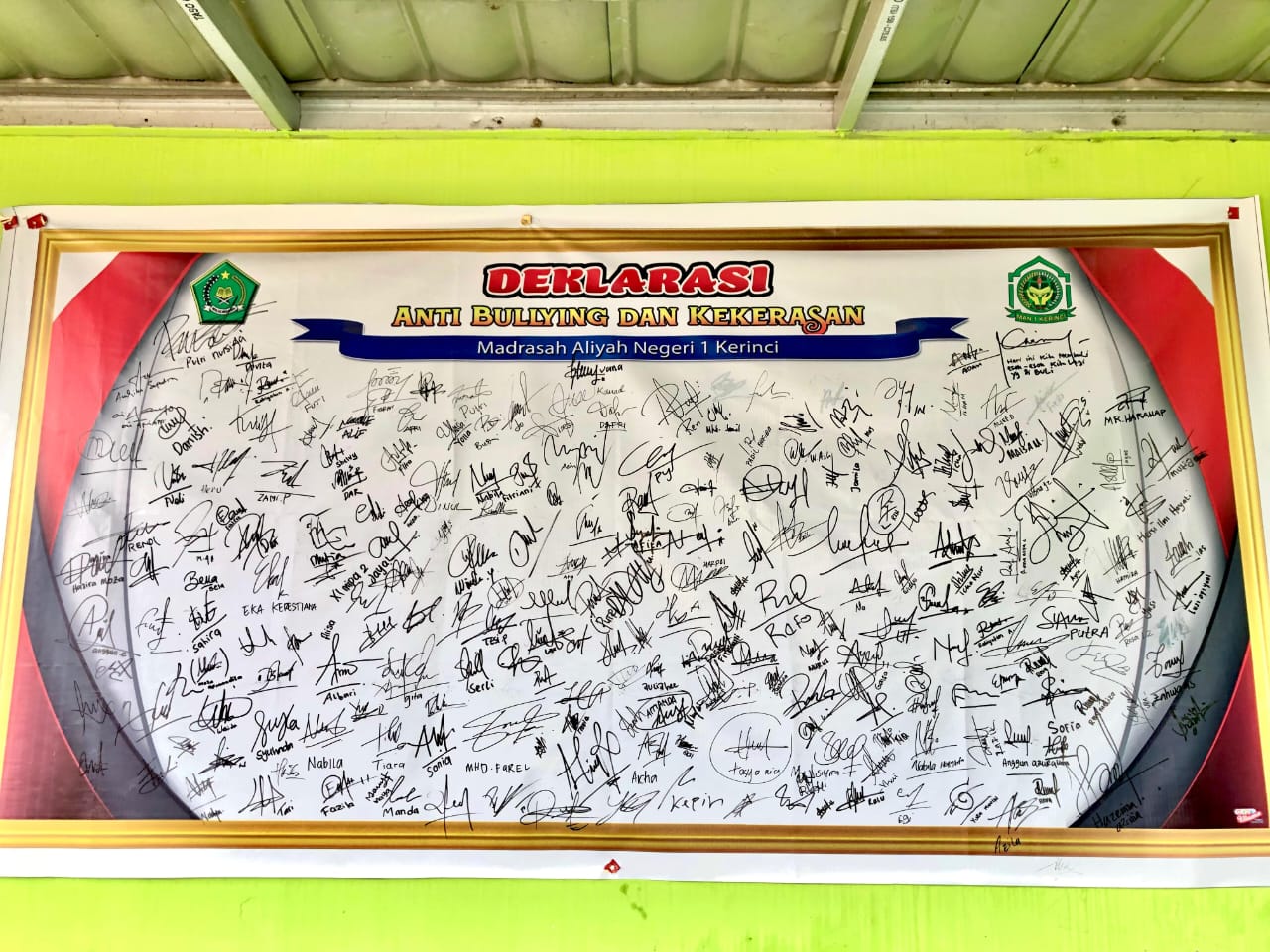 MAN 1 Kerinci Luncurkan Petisi Anti-Bullying Melalui Spanduk Deklarasi MAN 1 Kerinci Luncurkan Petisi Anti-Bullying Melalui Spanduk Deklarasi