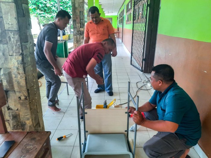 Wujudkan Lingkungan Belajar Nyaman, Guru dan Tenaga Kependidikan Pria MTsN 1 Bungo Kompak Perbaiki Meja dan Kursi Wujudkan Lingkungan Belajar Nyaman, Guru dan Tenaga Kependidikan Pria MTsN 1 Bungo Kompak Perbaiki Meja dan Kursi