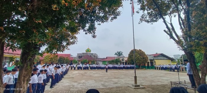 Upacara Bendera Berlangsung Khidmat, Kepala MTsN 2 Bungo Tekankan Persiapan pelaksanaan TKA Upacara Bendera Berlangsung Khidmat, Kepala MTsN 2 Bungo Tekankan Persiapan pelaksanaan TKA