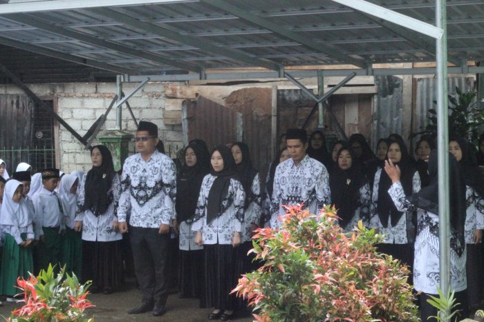Ibu Guru MIN 3 Kerinci Kumandangkan Indonesia Raya dan Pada Mu Negeri Ibu Guru MIN 3 Kerinci Kumandangkan Indonesia Raya dan Pada Mu Negeri