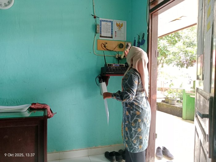 Disiplin Tepat Waktu, Guru MTsN 1 Bungo Aktif Bunyikan Bel Tanda Aktivitas Dimulai Disiplin Tepat Waktu, Guru MTsN 1 Bungo Aktif Bunyikan Bel Tanda Aktivitas Dimulai