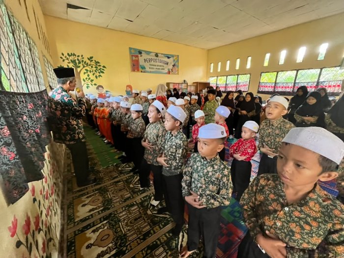 Bukan Cuma Teori, Begini Serunya Siswa MIN 1 Muaro Jambi Saat Praktik Shalat Fardu di Madrasah