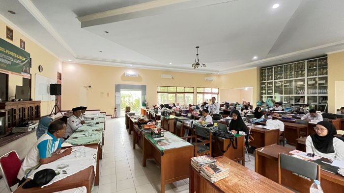MAN 2 Kota Jambi Gelar Rapat Akhir Semester Ganjil 2025, Tekankan Evaluasi Berbasis Pembinaan dan Pesan Apresiatif MAN 2 Kota Jambi Gelar Rapat Akhir Semester Ganjil 2025, Tekankan Evaluasi Berbasis Pembinaan dan Pesan Apresiatif