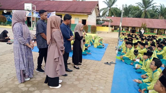 Mahasiswa UMMUBA Perkenalkan Diri di MTsN 2 Bungo Mahasiswa UMMUBA Perkenalkan Diri di MTsN 2 Bungo