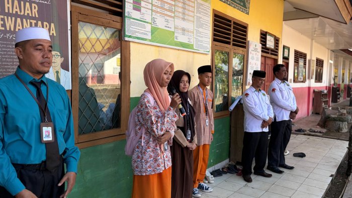 Hari Pertama Sosialisasi Tim Penerimaan Murid Baru Madrasah (PMBM) disambut meriah oleh Seluruh Warga Sekolah Hari Pertama Sosialisasi Tim Penerimaan Murid Baru Madrasah (PMBM) disambut meriah oleh Seluruh Warga Sekolah