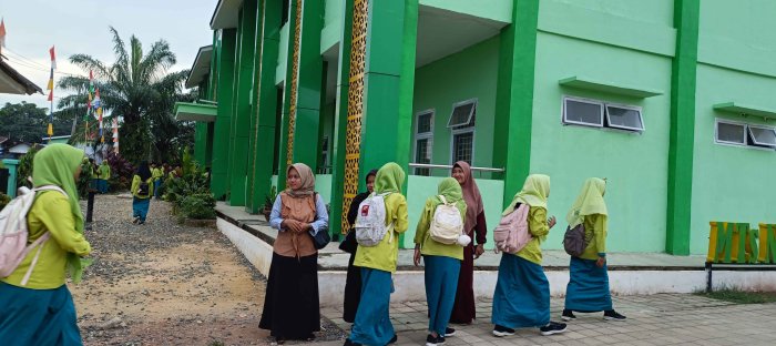 Guru MTsN 2 Bungo Sambut Siswa dengan Tegur Sapa Pagi Guru MTsN 2 Bungo Sambut Siswa dengan Tegur Sapa Pagi