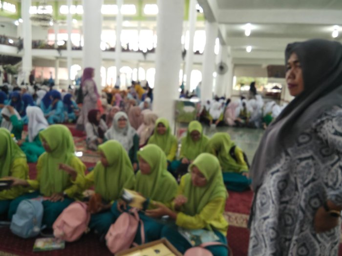 Siswa MTsN 2 Bungo Ditugaskan Meringkas Isi Ceramah Tabligh Akbar Isra Miraj