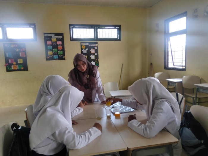 Praktik dan Kolaborasi : IPA Menyenangkan Praktik dan Kolaborasi : IPA Menyenangkan