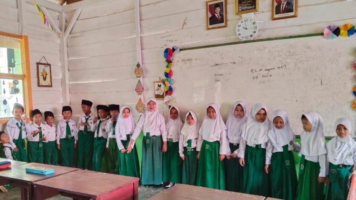 Lagu Posisi Benda Bantu Siswa Kelas 2B MIN 4 Tebo Hafal Lebih Cepat Pelajaran Matematika