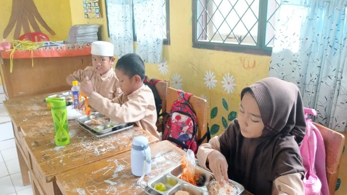 #Berita Hari Rabu 19 - 11 -2025 Siswa Siswi MIN 1 Muaro Jambi Didampingi  Bapak Ibu Majlis Guru  Dan Staf Dapat Program Makan Bergizi Gratis (MBG)