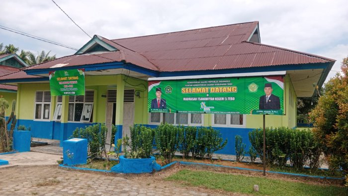 Optimalisasi Layanan Madrasah: Dedikasi Staf TU MTsN 5 Tebo