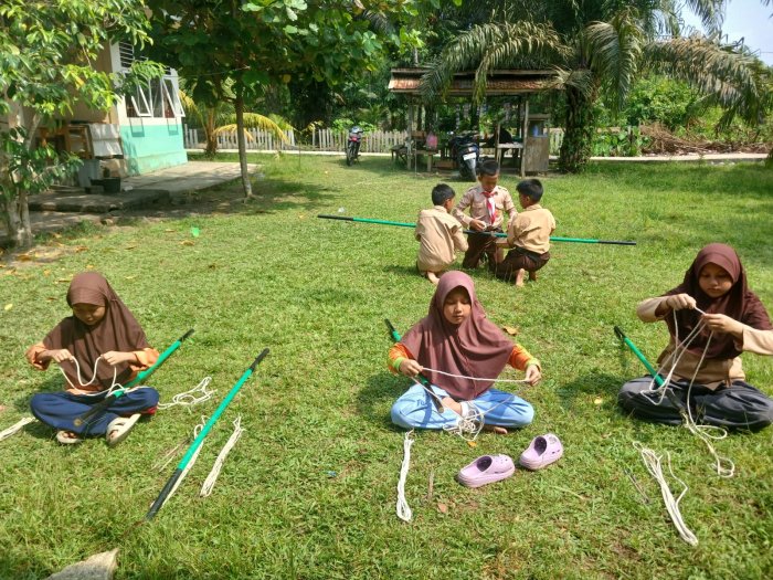 MIN 1 Muaro Jambi Asah Ketangkasan Jelang 17 Agustus: Pembina Latih Pionering Bendera Ke Siswa Siswi