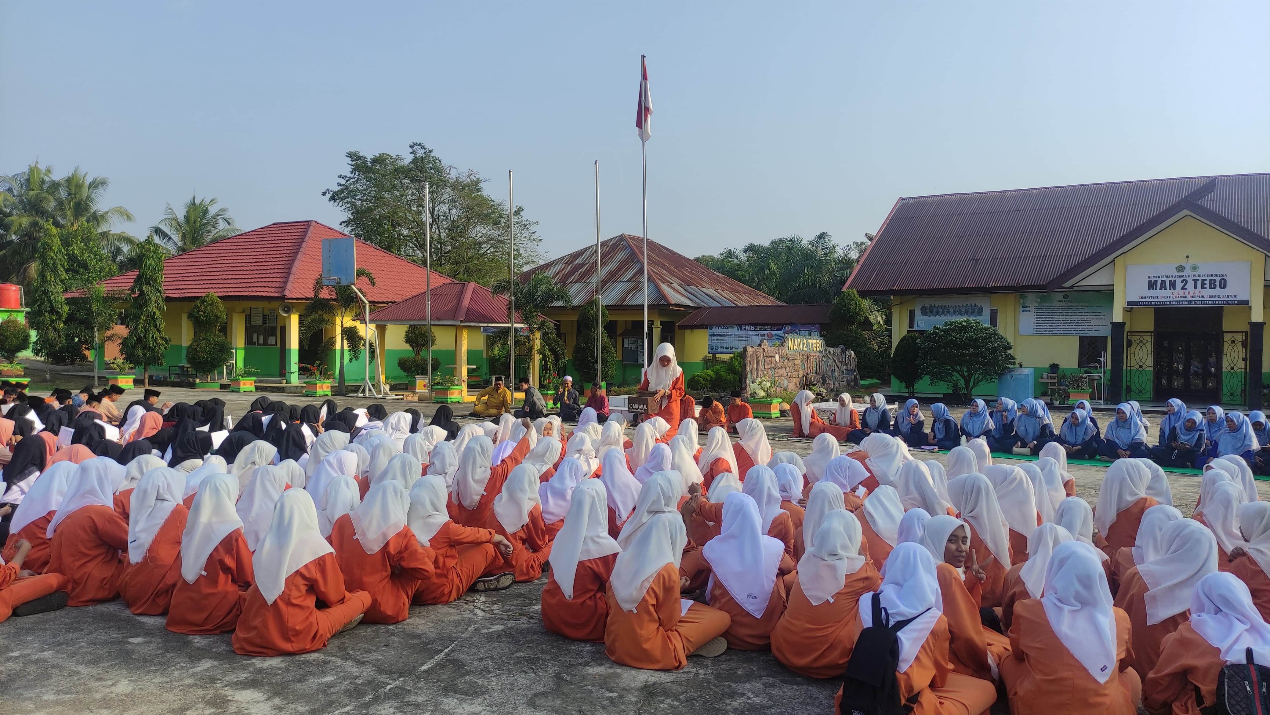 ANTUSIAS SISWA MAN 2 TEBO MENGIKUTI KEGIATAN YASIN BERSAMA 