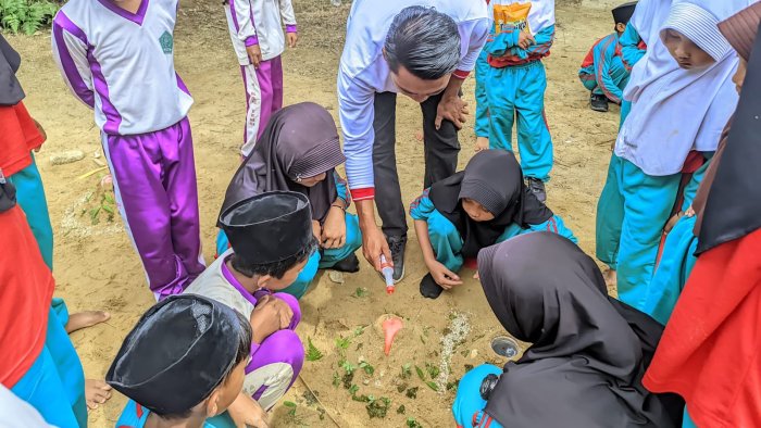Kelas 5B MIN 4 Tebo Pelajari Perubahan Bentuk Bumi Melalui Eksperimen Gunung Meletus