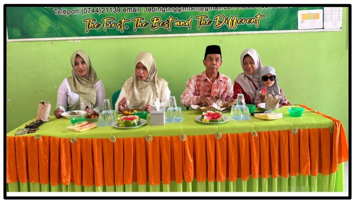 Satu Meja dalam Kebersamaan: Tradisi Makan Bersama Warnai Perpisahan Bapak Drs. Ali Arwan di MTsN 1 Tebo Satu Meja dalam Kebersamaan: Tradisi Makan Bersama Warnai Perpisahan Bapak Drs. Ali Arwan di MTsN 1 Tebo