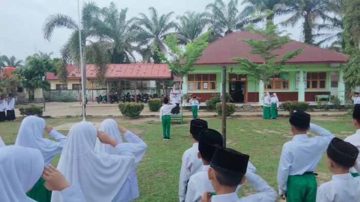 Upacara Bendera dengan tema bersama Menjaga Keindahan Madrasah