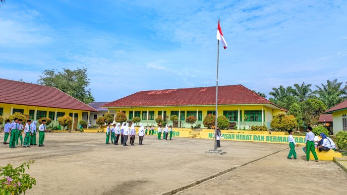 Sambut Hari Sumpah Pemuda, Siswa MIN 4 Tebo Serius Jalani Latihan Upacara Sambut Hari Sumpah Pemuda, Siswa MIN 4 Tebo Serius Jalani Latihan Upacara