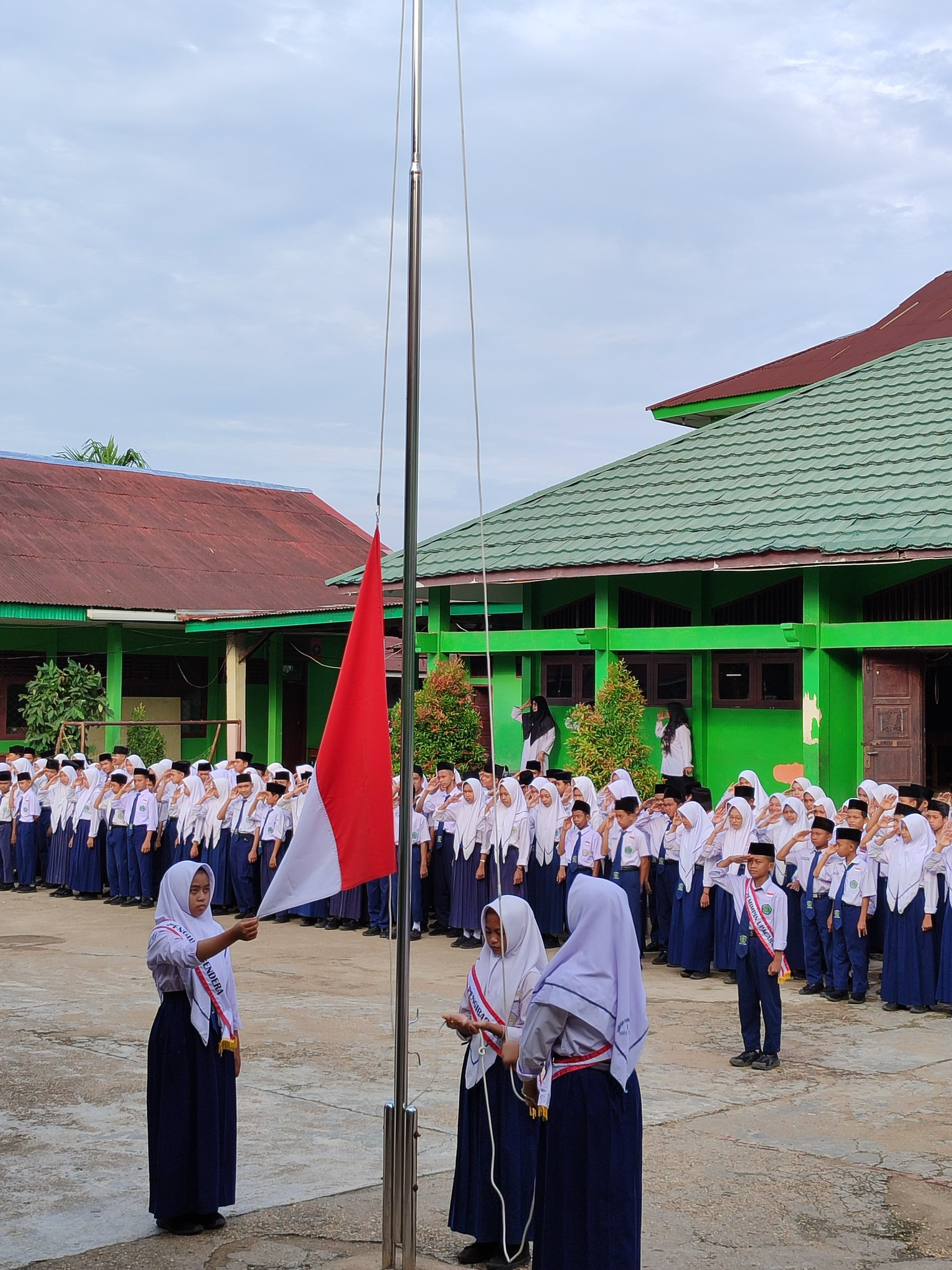 Pelaksanaan Upacara Bendera MTs Negeri 1 Kota Jambi Pelaksanaan Upacara Bendera MTs Negeri 1 Kota Jambi