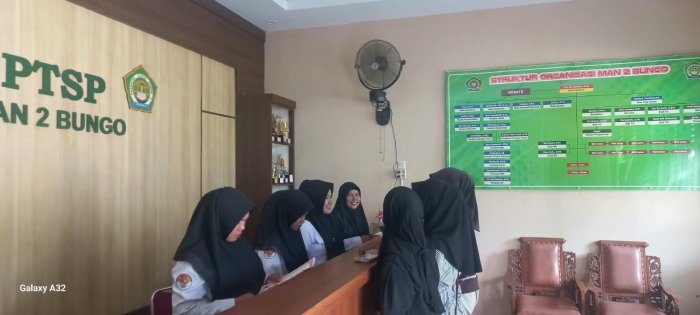 PTSP MAN 2 Bungo Berikan Pelayanan Prima kepada Alumni dalam Pengambilan Ijazah Tahun 2026 PTSP MAN 2 Bungo Berikan Pelayanan Prima kepada Alumni dalam Pengambilan Ijazah Tahun 2026
