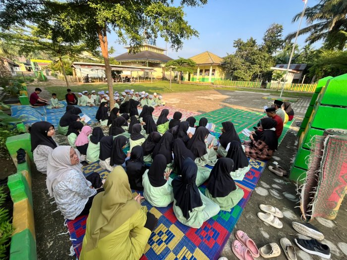 Jumat 24 Juli: Kompaknya Majelis Guru dan Siswa MIN 1 Muaro Jambi dalam Pembiasaan Yasinan Pagi