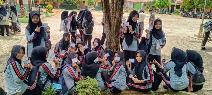 Persiapan Matang! Panitia TKA MTsN 2 Bungo Distribusikan Kartu Ujian Kelas IX di Lapangan Madrasah