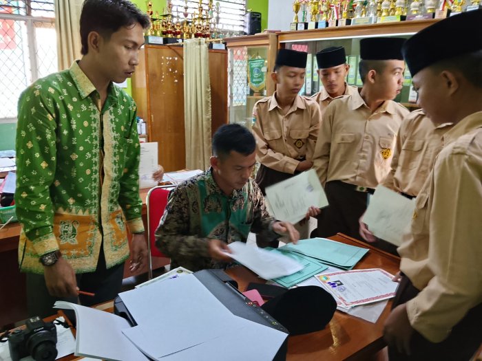 Siswa Kelas IX MTsN 1 Batang Hari Padati Ruang Tata Usaha Guna Kelengkapan Verval PD Siswa Kelas IX MTsN 1 Batang Hari Padati Ruang Tata Usaha Guna Kelengkapan Verval PD
