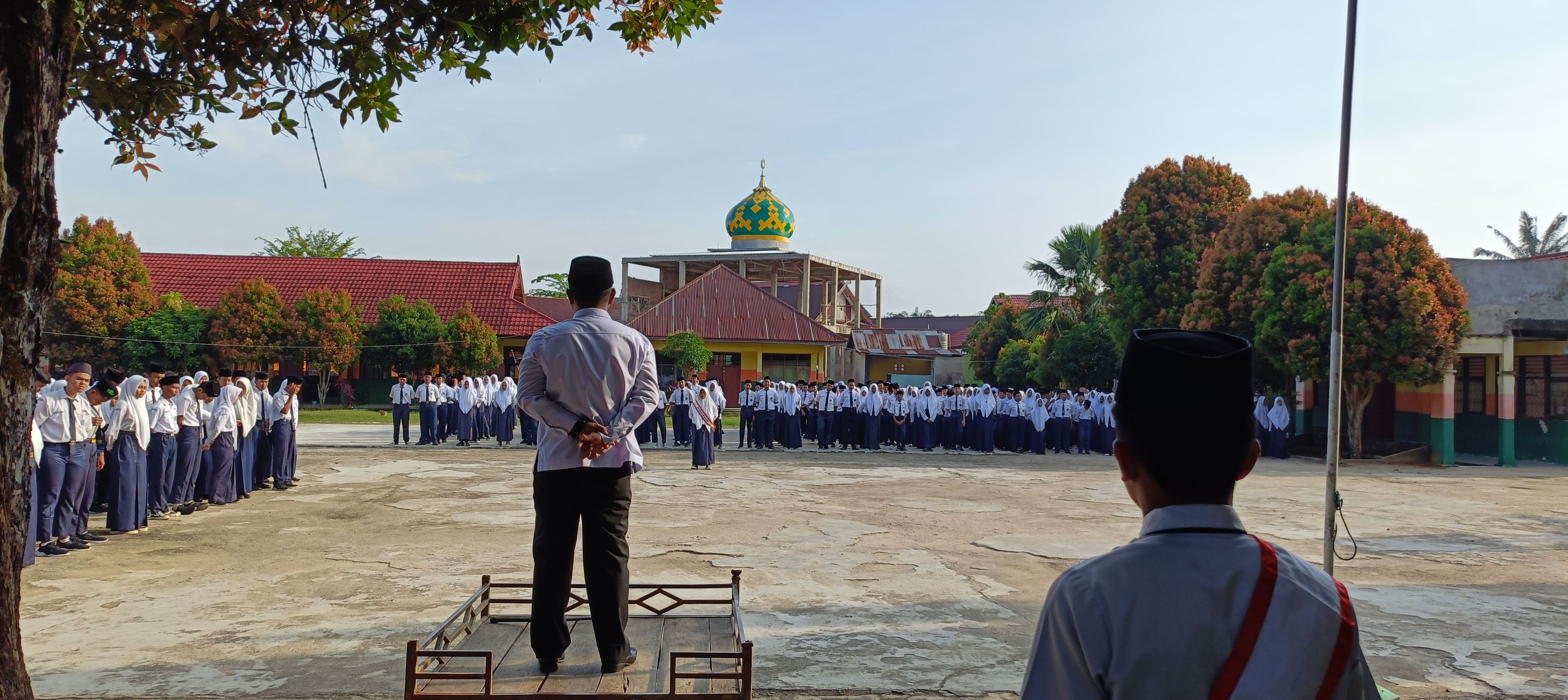 SISWA KELAS VII KELAS VIII KEMBALI KE MADRASAH,KELAS IX TETAP SEMANGAT IKUTI UPACARA SISWA KELAS VII KELAS VIII KEMBALI KE MADRASAH,KELAS IX TETAP SEMANGAT IKUTI UPACARA