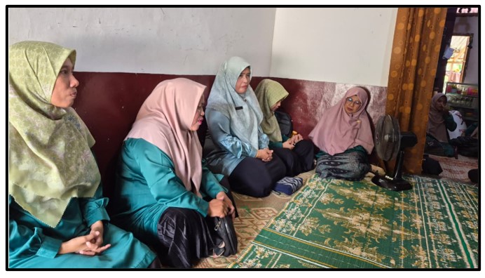 Wujud Solidaritas, Keluarga Besar MTsN 1 Tebo Takziyah ke Kediaman Ibu Komariah di Blok F Wujud Solidaritas, Keluarga Besar MTsN 1 Tebo Takziyah ke Kediaman Ibu Komariah di Blok F