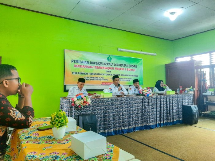 Kepala MTsN 1 Bungo Sampaikan Refleksi dan Apresiasi pada Penutupan PKKM 2025 Kepala MTsN 1 Bungo Sampaikan Refleksi dan Apresiasi pada Penutupan PKKM 2025