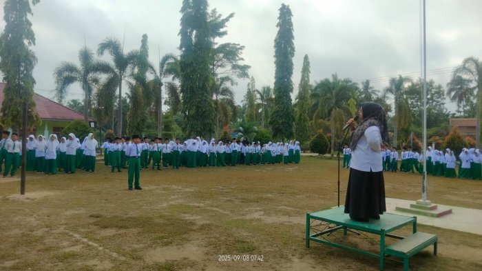 MIN 3 Tebo Gelar Upacara Bendera, Ibu Nurjanah S.Pd.I Tekankan Pentingnya Kebersihan Lingkungan Madrasah