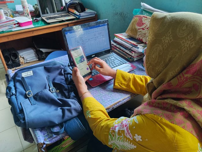 Semangat Peningkatan Kompetensi: Guru MTsN 1 Bungo Intensif Ikuti Pelatihan Pintar Kemenag di Tengah Padatnya Tugas Semangat Peningkatan Kompetensi: Guru MTsN 1 Bungo Intensif Ikuti Pelatihan Pintar Kemenag di Tengah Padatnya Tugas