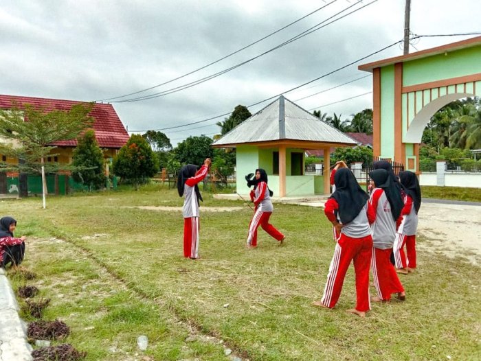 Siswa-Siswi MTsN 1 Bungo Lestarikan Tradisi: Jam Istirahat Penuh Keceriaan dengan Loncat Karet Siswa-Siswi MTsN 1 Bungo Lestarikan Tradisi: Jam Istirahat Penuh Keceriaan dengan Loncat Karet