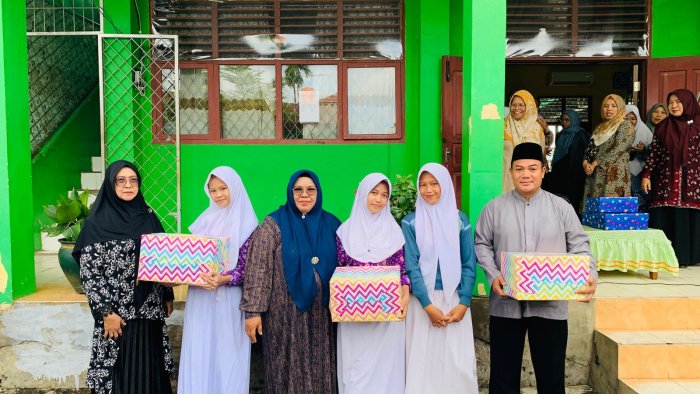 MTsNegeri 1 Kota Jambi Berikan Penghargaan Penampilan Kokurikuler Terbaik MTsNegeri 1 Kota Jambi Berikan Penghargaan Penampilan Kokurikuler Terbaik