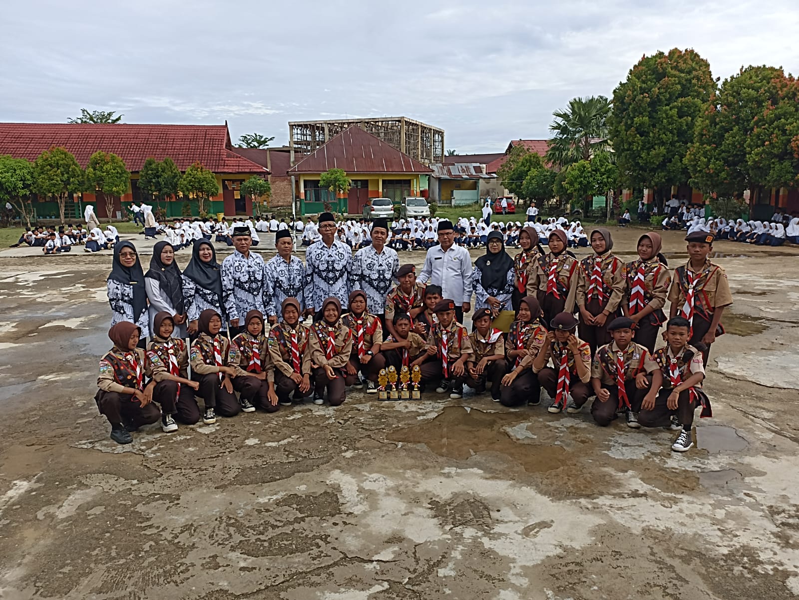 PENYERAHAN PIALA PRESTASI DIRAIH SISWA/I MTsN 2 BUNGO DI PERATA AKBAR AKHIR TAHUN 2024 PENYERAHAN PIALA PRESTASI DIRAIH SISWA/I MTsN 2 BUNGO DI PERATA AKBAR AKHIR TAHUN 2024