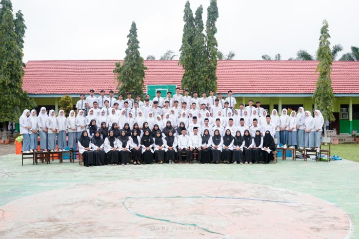 Momen Haru Jelang Kelulusan, Kepala MAN 2 Bungo, Kaur TU, Guru, Staf TU dan Siswa Kelas XII Abadikan Foto Kenangan Momen Haru Jelang Kelulusan, Kepala MAN 2 Bungo, Kaur TU, Guru, Staf TU dan Siswa Kelas XII Abadikan Foto Kenangan