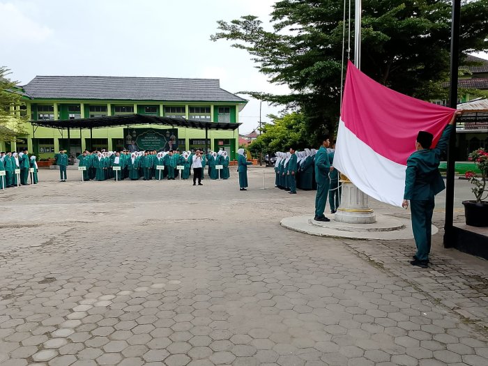 Jaga Fasilitas, Syukuri Nikmat: Amanat Bermakna di Upacara MAN 2 Kota Jambi Jaga Fasilitas, Syukuri Nikmat: Amanat Bermakna di Upacara MAN 2 Kota Jambi