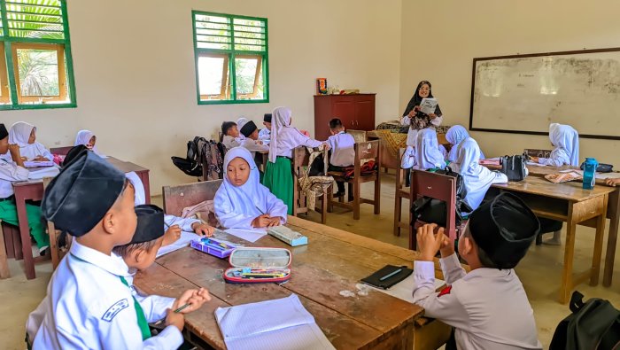 Keseruan Siswa Kelas 1B MIN 4 Tebo Berebut Menjawab Soal Cerita Pendek