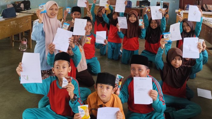 Siswa Kelas 3B MIN 4 Tebo Berani Menuliskan Cita-cita dan Harapan Tanpa Takut Dibatasi Siswa Kelas 3B MIN 4 Tebo Berani Menuliskan Cita-cita dan Harapan Tanpa Takut Dibatasi