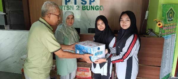 OSIM MTsN 2 Bungo Serahkan Donasi ke Madrasah