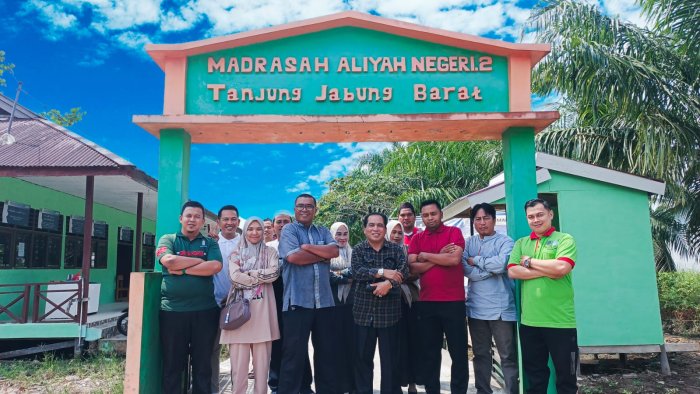 Kepala Kantor Kemenag Tanjab Barat Tinjau dan Berikan Arahan Persiapan Tes Siswa Baru di MAN 2 Tanjung Jabung Barat