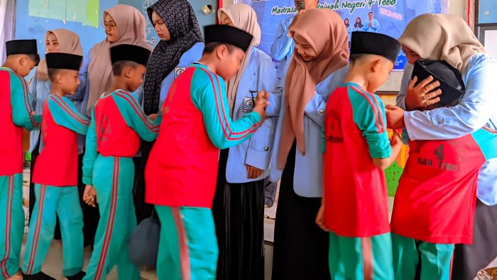 Penuh Haru Perpisahan Mahasiswa PPLK IAI Yasni Bungo dengan MIN 4 Tebo