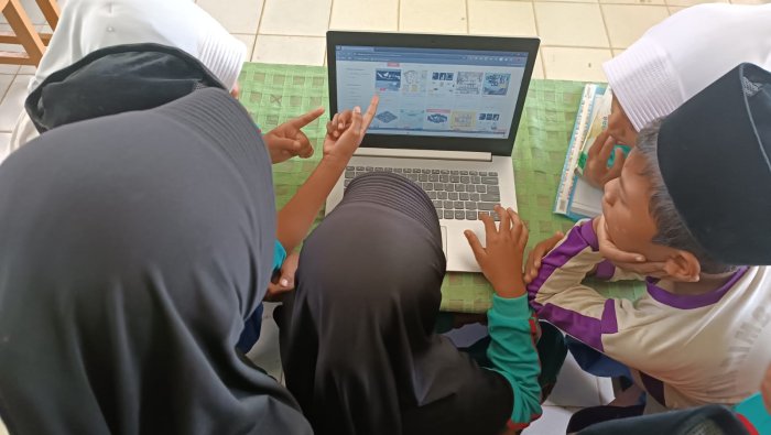 Guru Kelas 5B MIN 4 Tebo Ajarkan Siswa Belanja Online sebagai Bagian dari Literasi Digital Guru Kelas 5B MIN 4 Tebo Ajarkan Siswa Belanja Online sebagai Bagian dari Literasi Digital