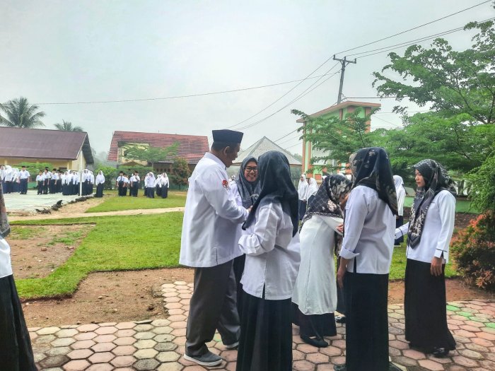 Tradisi Bersalaman Usai Upacara Pererat Hubungan GTK MTsN 1 Bungo Tradisi Bersalaman Usai Upacara Pererat Hubungan GTK MTsN 1 Bungo